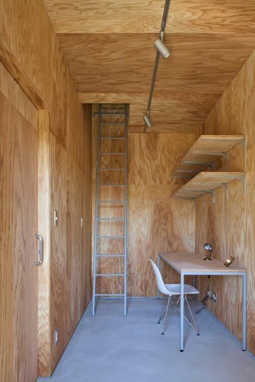 Tamada工房 【平屋/2人暮らし】合板×グレーの壁紙の内観。ガルバリウムで覆われたシンプルスタイリッシュな平屋の建築実例画像9