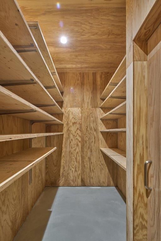 Tamada工房 【平屋/2人暮らし】合板×グレーの壁紙の内観。ガルバリウムで覆われたシンプルスタイリッシュな平屋の建築実例画像10