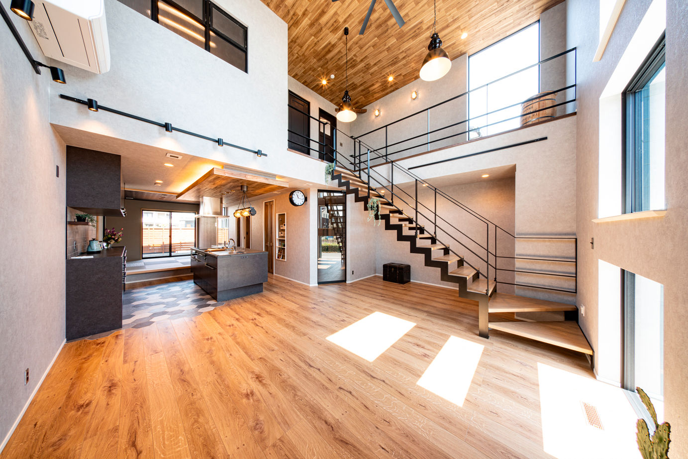 ゆめすみか（吉村一建設） 【4000万円台/兵庫県/間取り有】インダストリアルデザインと稲妻階段で男前風に、吹き抜け大空間の広がる家の建築実例画像2