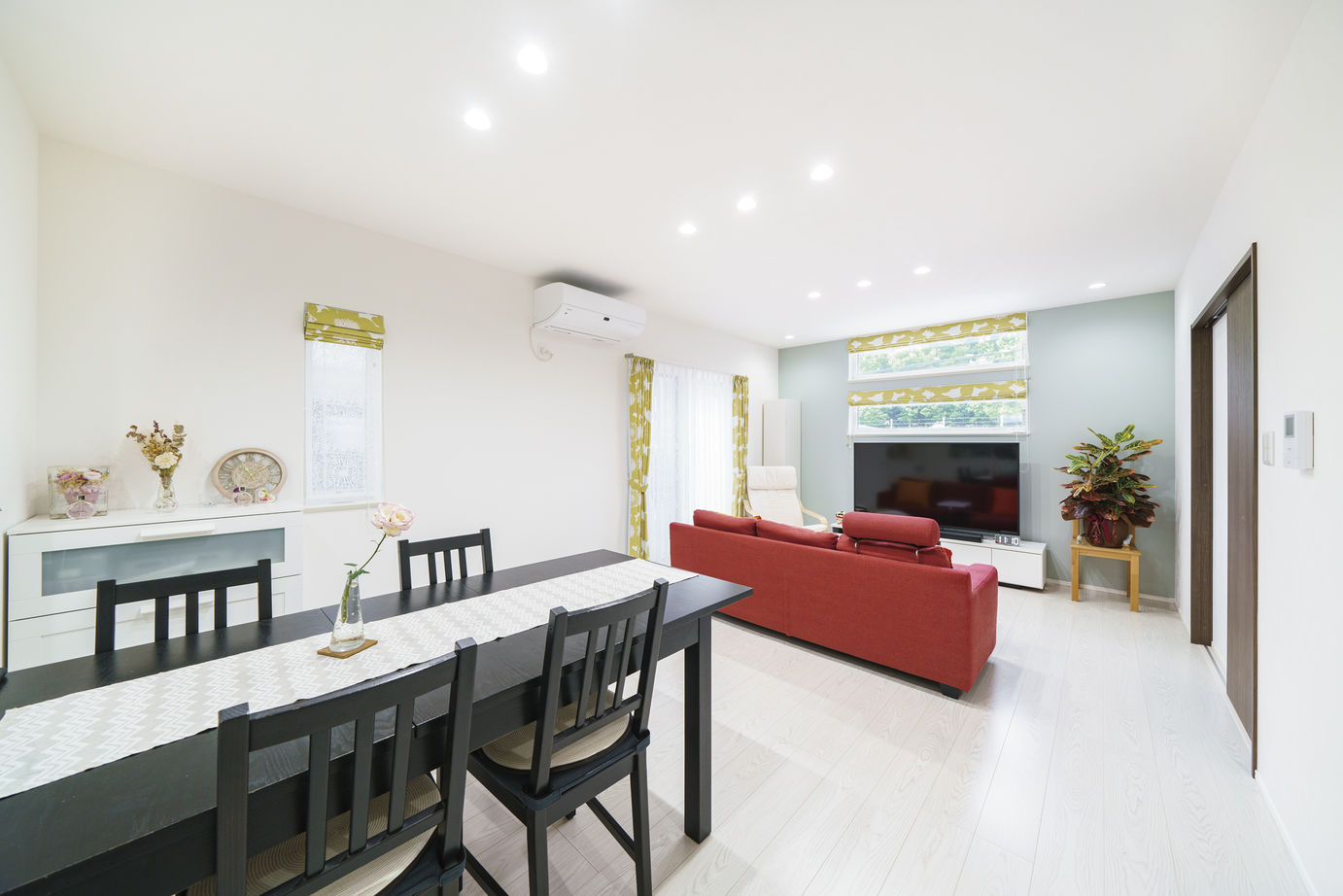 ゆめすみか（吉村一建設） 【大阪府・1500万円～1999万円】シャープなシンプルモダンの外観と北欧風の温かい住空間の建築実例画像2