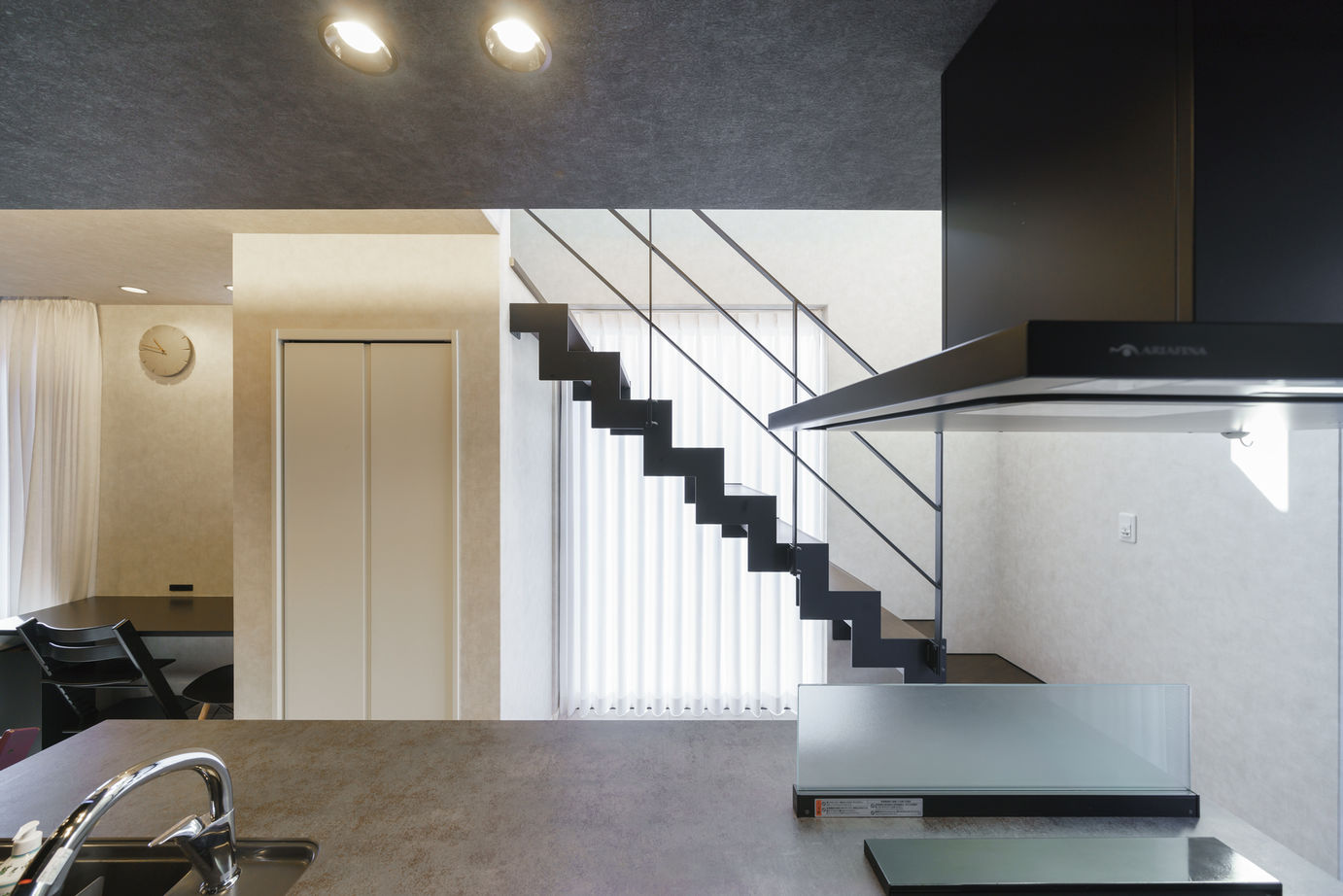 ゆめすみか（吉村一建設） 【3000万円台／大阪／豊中市／間取り有／全館空調】冬でもTシャツで心地いい！ホテルライクな家事ラクの家の建築実例画像3