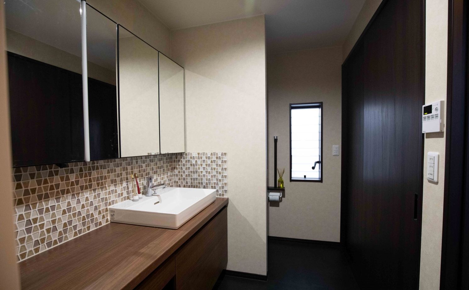 百年住宅 地震など災害への強さや高い住宅性能で、迷いなく依頼を決定。坪庭のモミジが心を和ませる快適な家の建築実例画像7