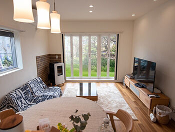 百年住宅 【磐田市｜鉄筋コンクリート造】青空と芝生に映える玄昌石の外観。夫婦で趣味を楽しむ防音室のある家の建築実例画像