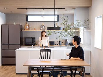 百年住宅 【裾野市｜鉄筋コンクリート造】安心感とデザイン性を追求した、木目×ダークグレーのシンプルモダンな家の建築実例画像2