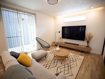 百年住宅 【裾野市｜鉄筋コンクリート造】安心感とデザイン性を追求した、木目×ダークグレーのシンプルモダンな家の建築実例画像3