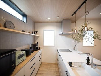 百年住宅 【裾野市｜鉄筋コンクリート造】安心感とデザイン性を追求した、木目×ダークグレーのシンプルモダンな家の建築実例画像4