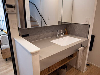 百年住宅 【裾野市｜鉄筋コンクリート造】安心感とデザイン性を追求した、木目×ダークグレーのシンプルモダンな家の建築実例画像7