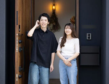 百年住宅 【裾野市｜鉄筋コンクリート造】安心感とデザイン性を追求した、木目×ダークグレーのシンプルモダンな家の建築実例画像9