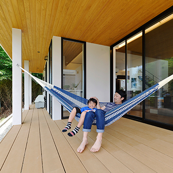 オーパス スタイル 【岐阜/2000万円台/30坪台】大きな吹抜けやウッドデッキが開放感たっぷり。オーダー家具で空間に統一感もの建築実例画像1