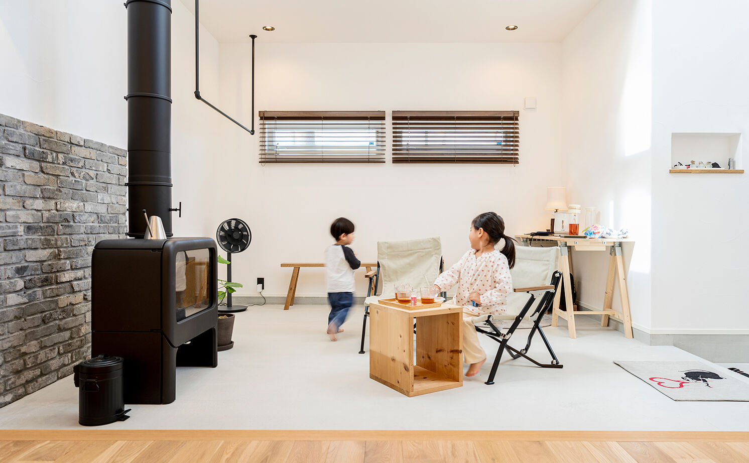 Suumo 薪ストーブ 吹抜け リビングとひと続きの土間空間が開放感を演出する 離れと調和する家 オーパス スタイル の建築実例詳細 注文 住宅