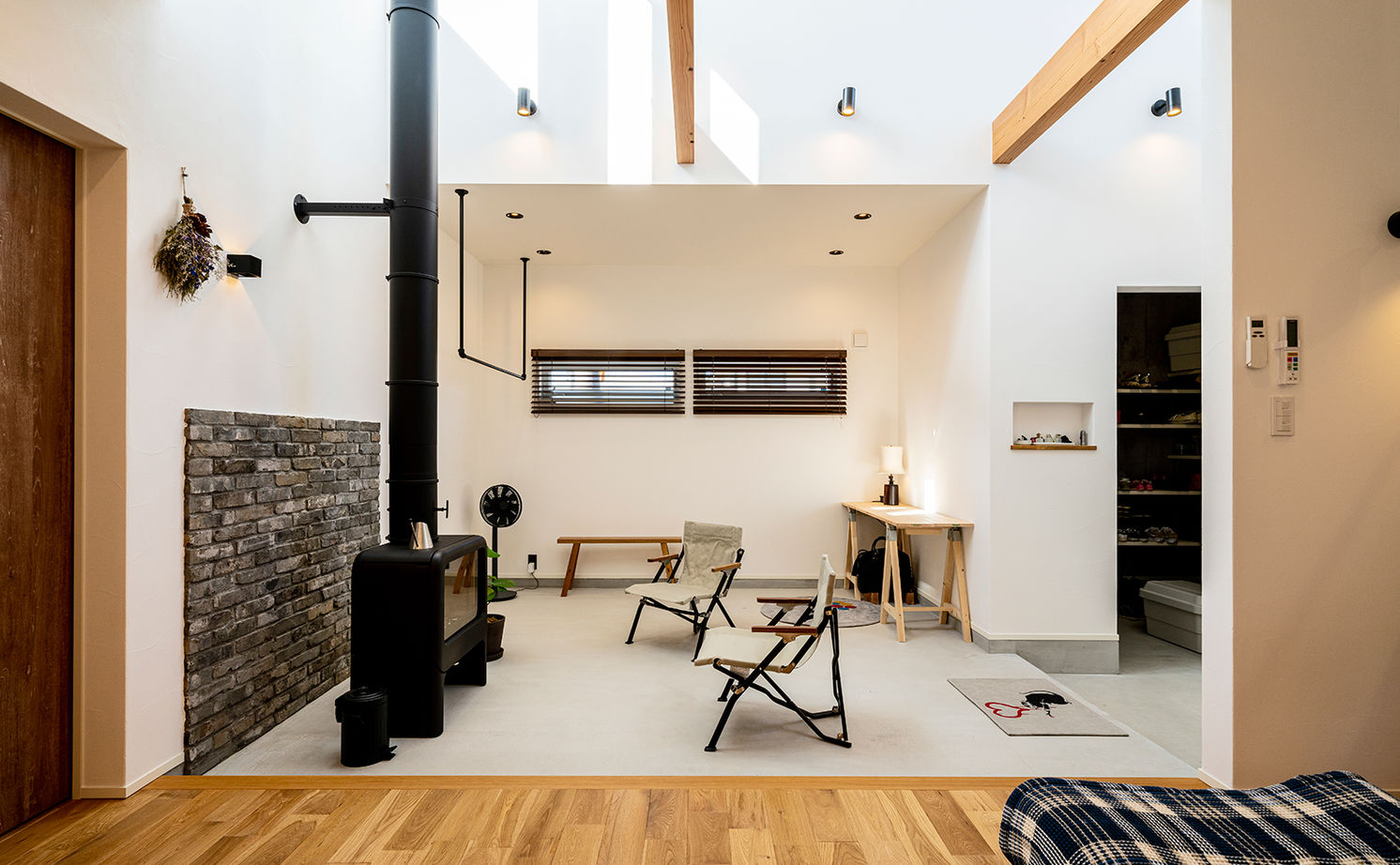 オーパス スタイル 【愛知県/薪ストーブ×吹抜け/30坪台】リビングとひと続きの土間空間が開放感を演出する、離れと調和する家の建築実例画像3