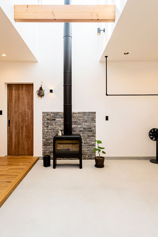 オーパス スタイル 【愛知県/薪ストーブ×吹抜け/30坪台】リビングとひと続きの土間空間が開放感を演出する、離れと調和する家の建築実例画像4