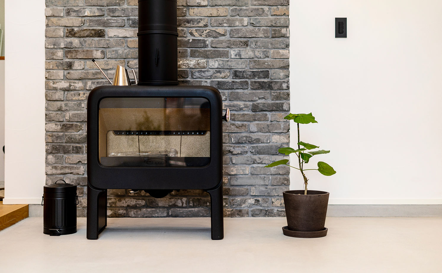 オーパス スタイル 【愛知県/薪ストーブ×吹抜け/30坪台】リビングとひと続きの土間空間が開放感を演出する、離れと調和する家の建築実例画像5