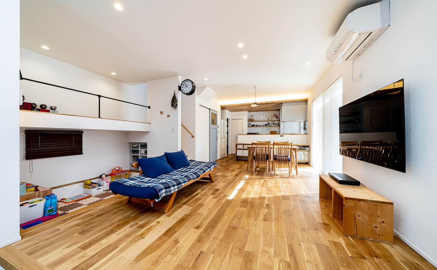 オーパス スタイル 【愛知県/薪ストーブ×吹抜け/30坪台】リビングとひと続きの土間空間が開放感を演出する、離れと調和する家の建築実例画像6