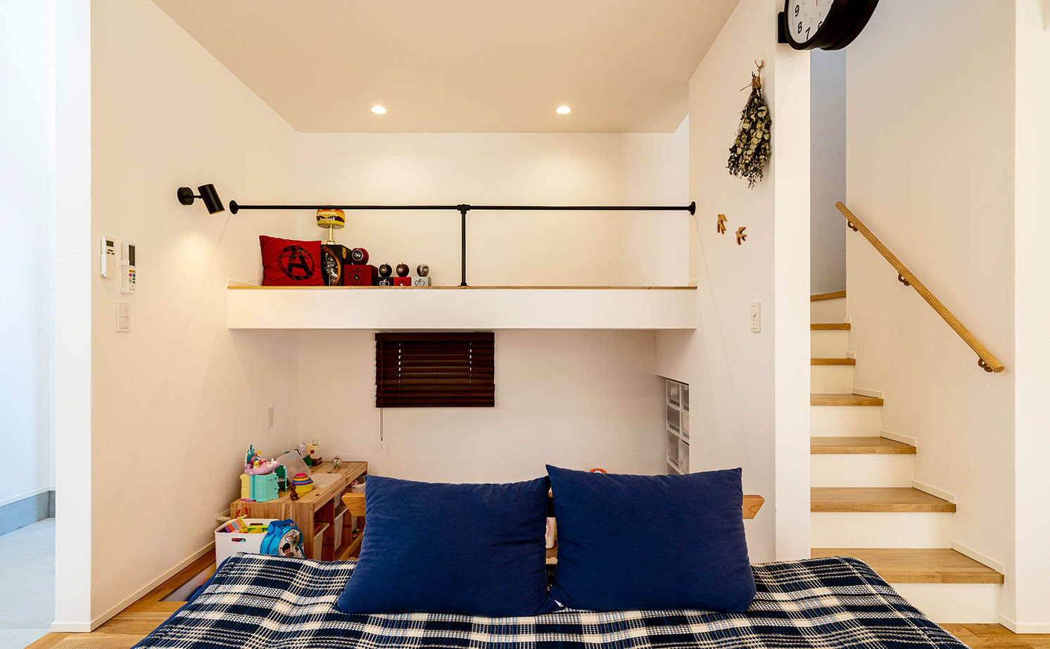 オーパス スタイル 【愛知県/薪ストーブ×吹抜け/30坪台】リビングとひと続きの土間空間が開放感を演出する、離れと調和する家の建築実例画像7