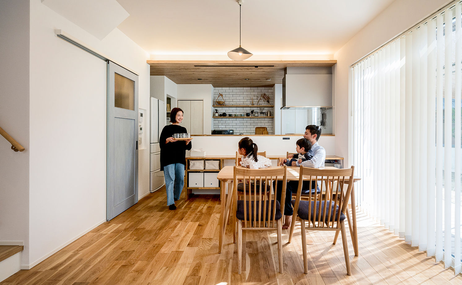 オーパス スタイル 【愛知県/薪ストーブ×吹抜け/30坪台】リビングとひと続きの土間空間が開放感を演出する、離れと調和する家の建築実例画像8