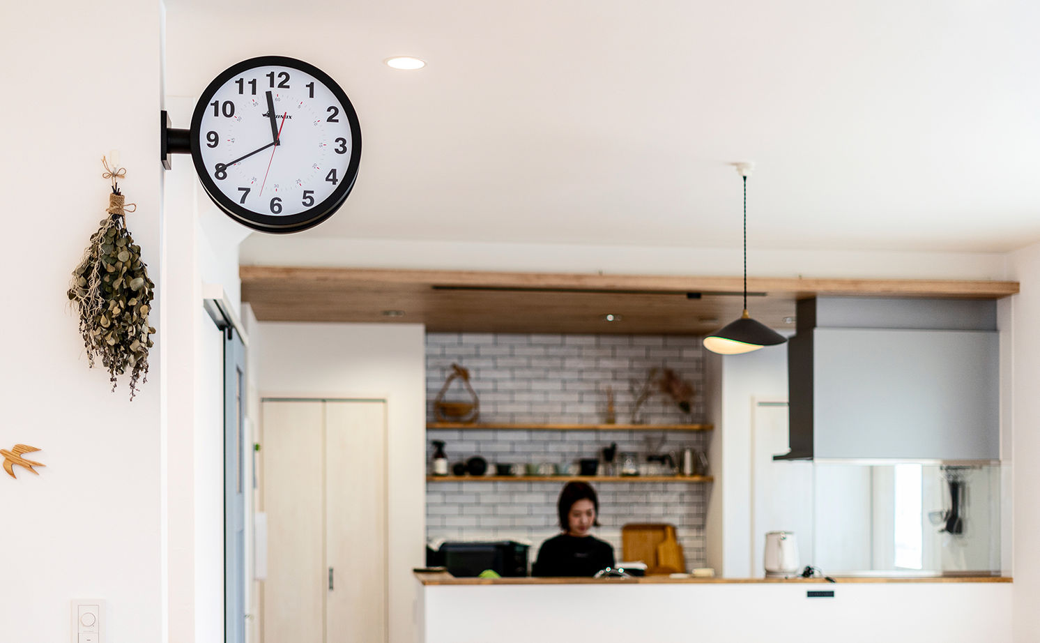 オーパス スタイル 【愛知県/薪ストーブ×吹抜け/30坪台】リビングとひと続きの土間空間が開放感を演出する、離れと調和する家の建築実例画像9