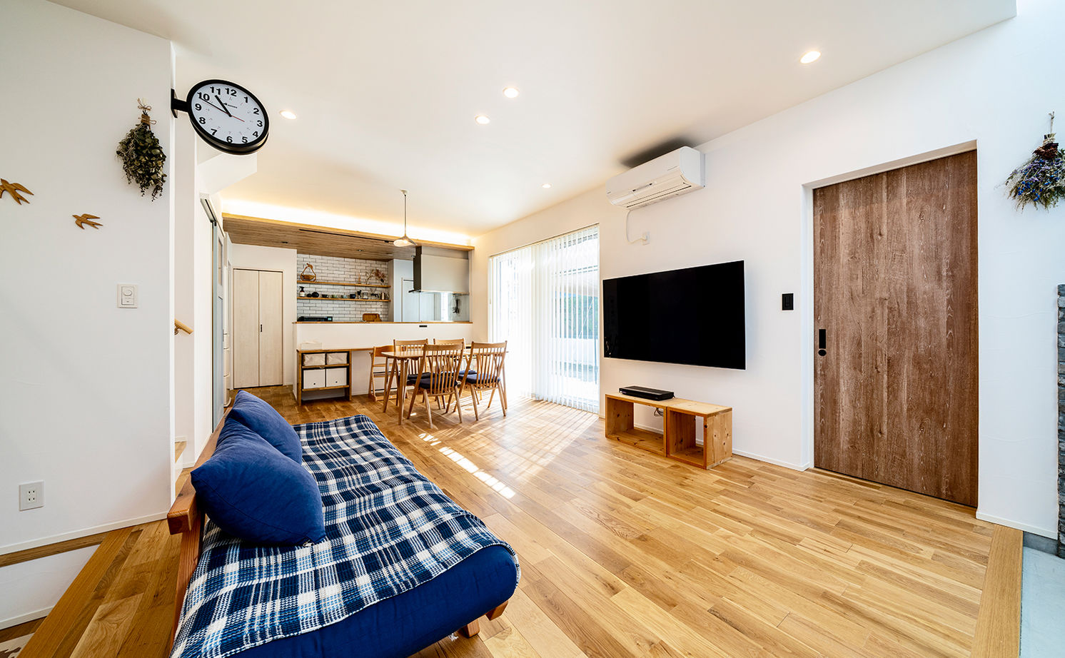 オーパス スタイル 【愛知県/薪ストーブ×吹抜け/30坪台】リビングとひと続きの土間空間が開放感を演出する、離れと調和する家の建築実例画像10