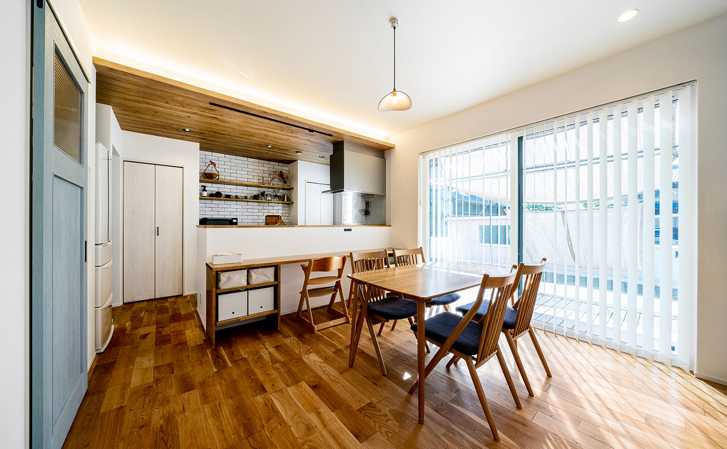 オーパス スタイル 【愛知県/薪ストーブ×吹抜け/30坪台】リビングとひと続きの土間空間が開放感を演出する、離れと調和する家の建築実例画像11