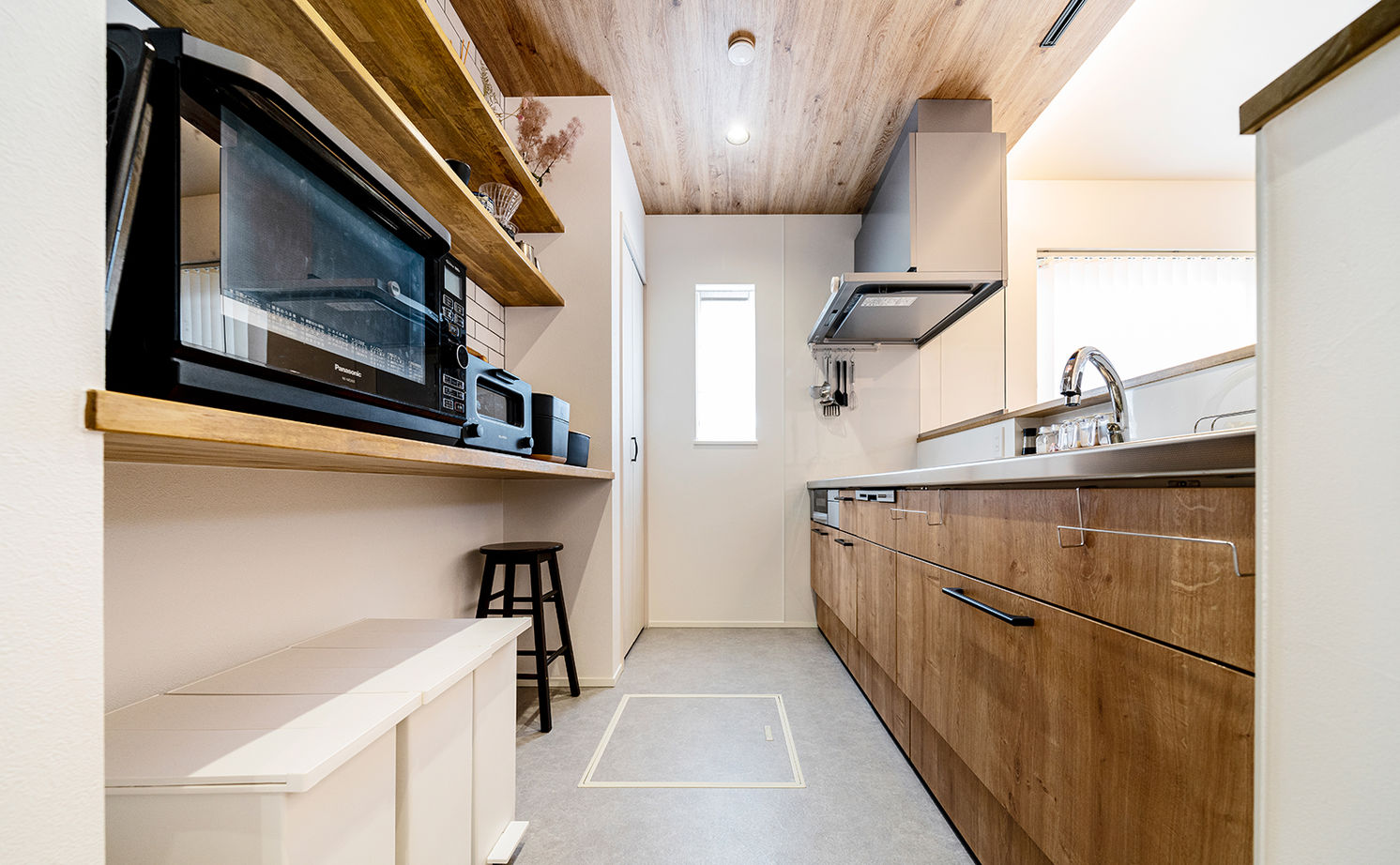 オーパス スタイル 【愛知県/薪ストーブ×吹抜け/30坪台】リビングとひと続きの土間空間が開放感を演出する、離れと調和する家の建築実例画像13