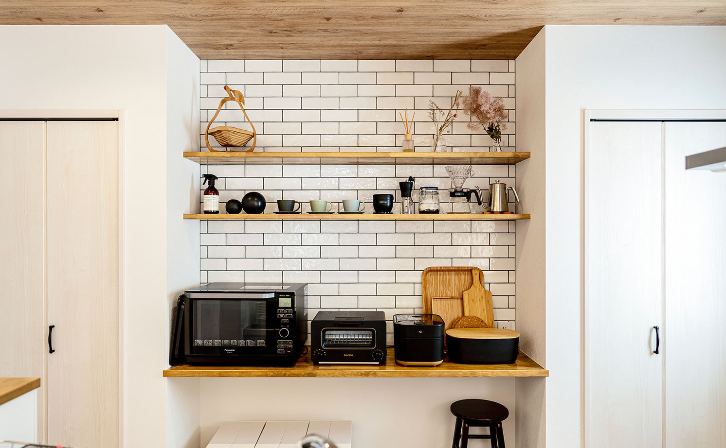 オーパス スタイル 【愛知県/薪ストーブ×吹抜け/30坪台】リビングとひと続きの土間空間が開放感を演出する、離れと調和する家の建築実例画像14