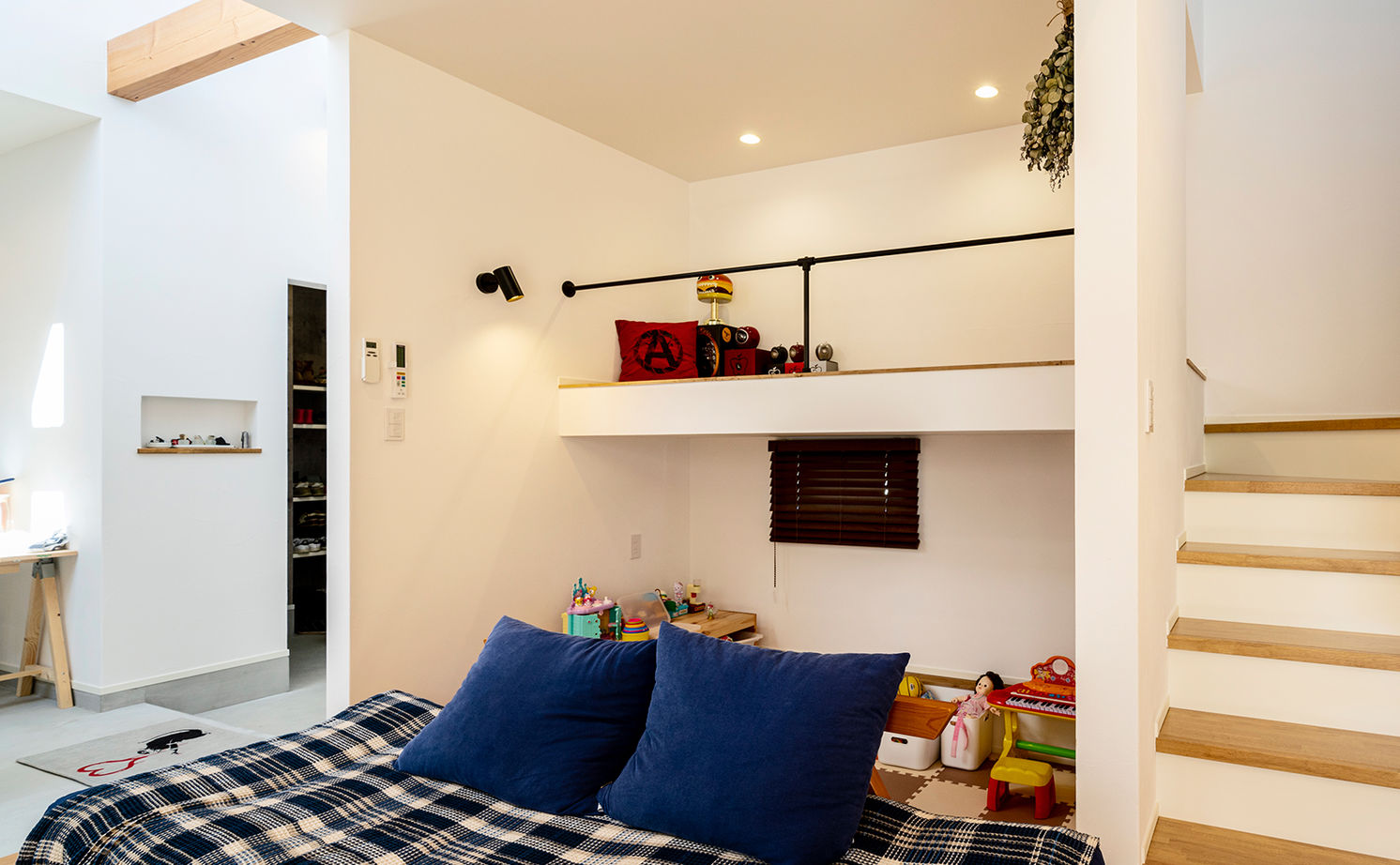 オーパス スタイル 【愛知県/薪ストーブ×吹抜け/30坪台】リビングとひと続きの土間空間が開放感を演出する、離れと調和する家の建築実例画像15