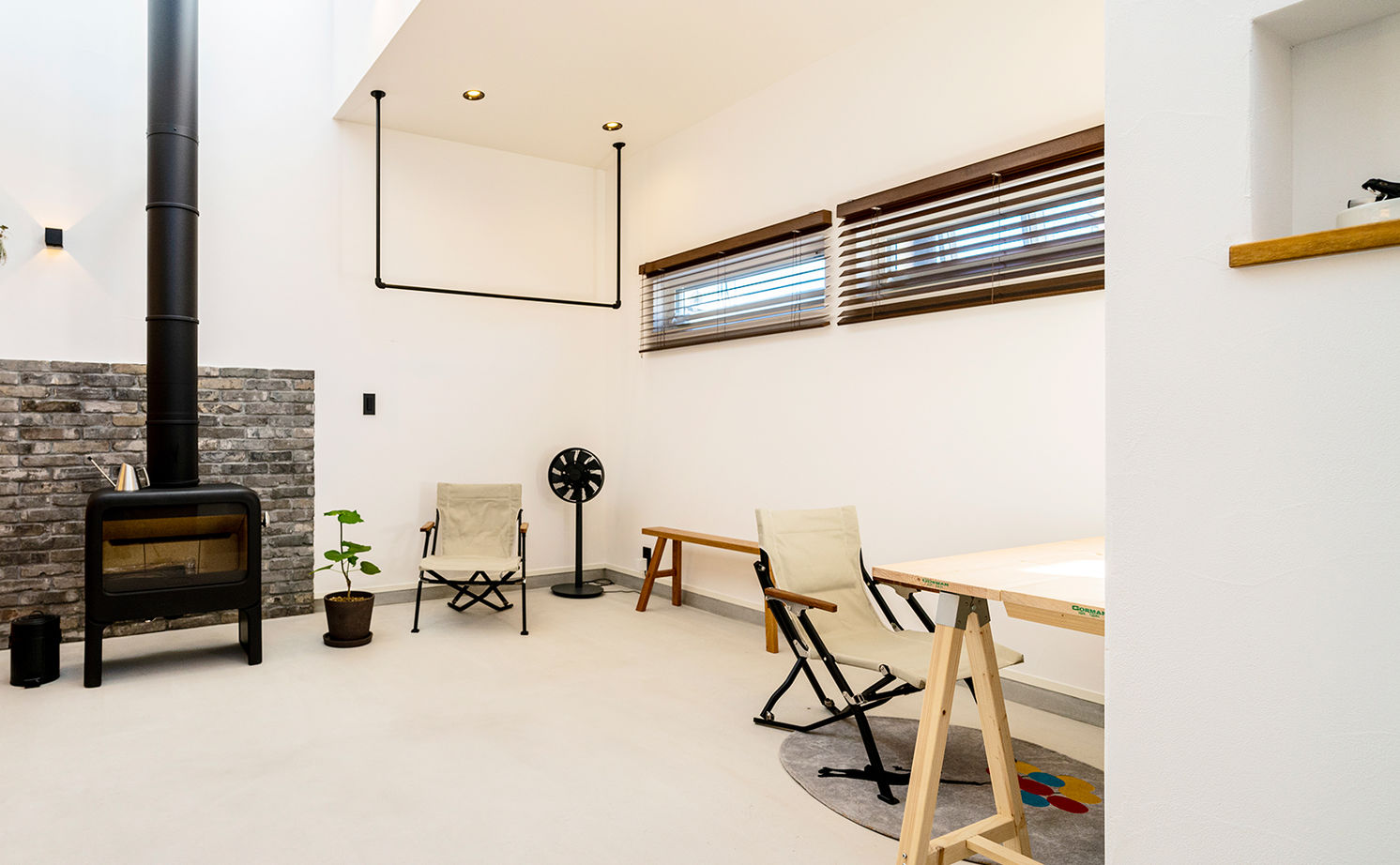 オーパス スタイル 【愛知県/薪ストーブ×吹抜け/30坪台】リビングとひと続きの土間空間が開放感を演出する、離れと調和する家の建築実例画像16