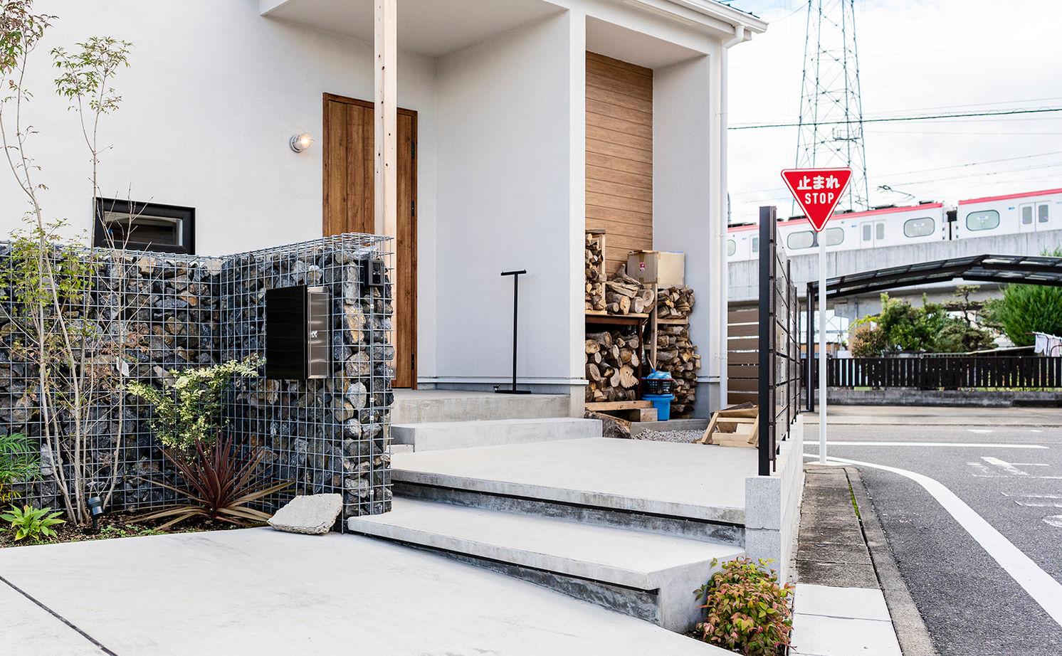 オーパス スタイル 【愛知県/薪ストーブ×吹抜け/30坪台】リビングとひと続きの土間空間が開放感を演出する、離れと調和する家の建築実例画像19