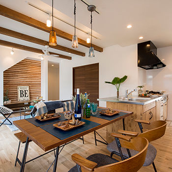 オーパス スタイル  【2000万円台/二世帯住宅/5LDK/40坪台/間取り図有】カリフォルニアスタイルのおしゃれなガレージハウス の建築実例画像3