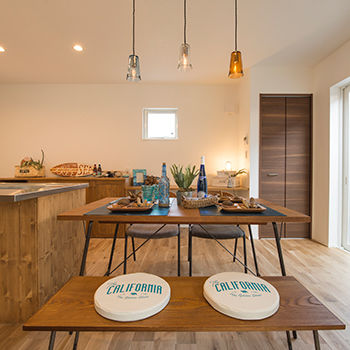 オーパス スタイル  【2000万円台/二世帯住宅/5LDK/40坪台/間取り図有】カリフォルニアスタイルのおしゃれなガレージハウス の建築実例画像6