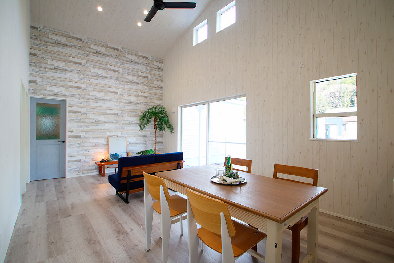 オーパス スタイル 【平屋/ビルトインガレージ/3LDK/30坪台】平屋でも開放的なリビングを実現！カリフォルニアスタイルの家 の建築実例画像2