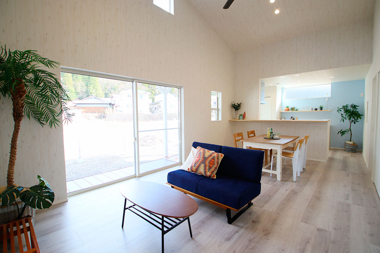 オーパス スタイル 【平屋/ビルトインガレージ/3LDK/30坪台】平屋でも開放的なリビングを実現！カリフォルニアスタイルの家 の建築実例画像3