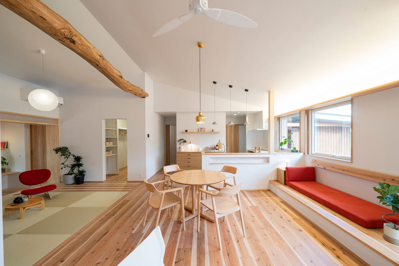 オーパス スタイル 【平屋/理想の間取り/2000万円台】外観も室内も木の素材感あふれるデザイン！高断熱を活かした開放的な平屋の建築実例画像2