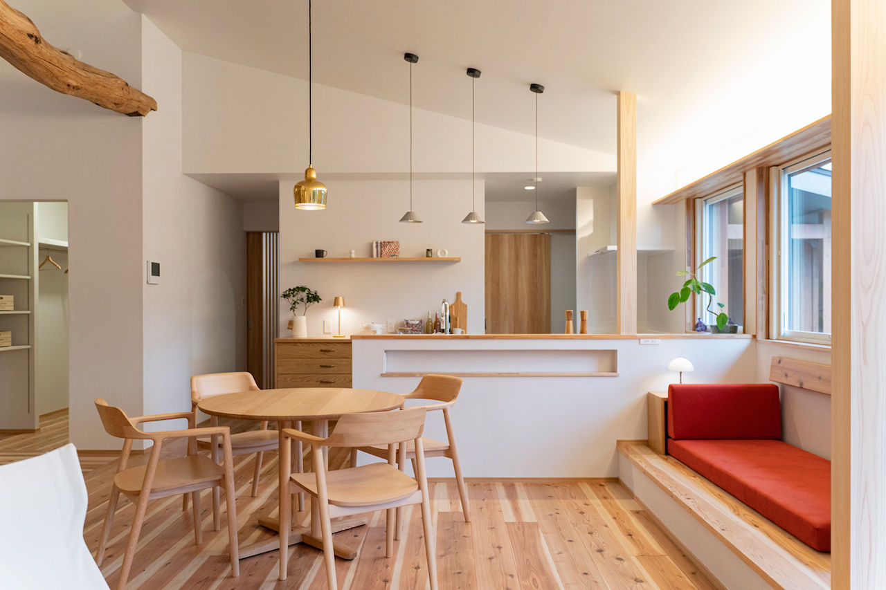 オーパス スタイル 【平屋/理想の間取り/2000万円台】外観も室内も木の素材感あふれるデザイン！高断熱を活かした開放的な平屋の建築実例画像4