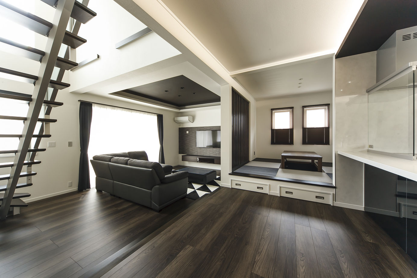 アイムの家　宮城 【本体1960万円・間取り有】技あり設計！緩やかに繋がるキッチン、リビング、小上がり和室の動線に注目しての建築実例画像2