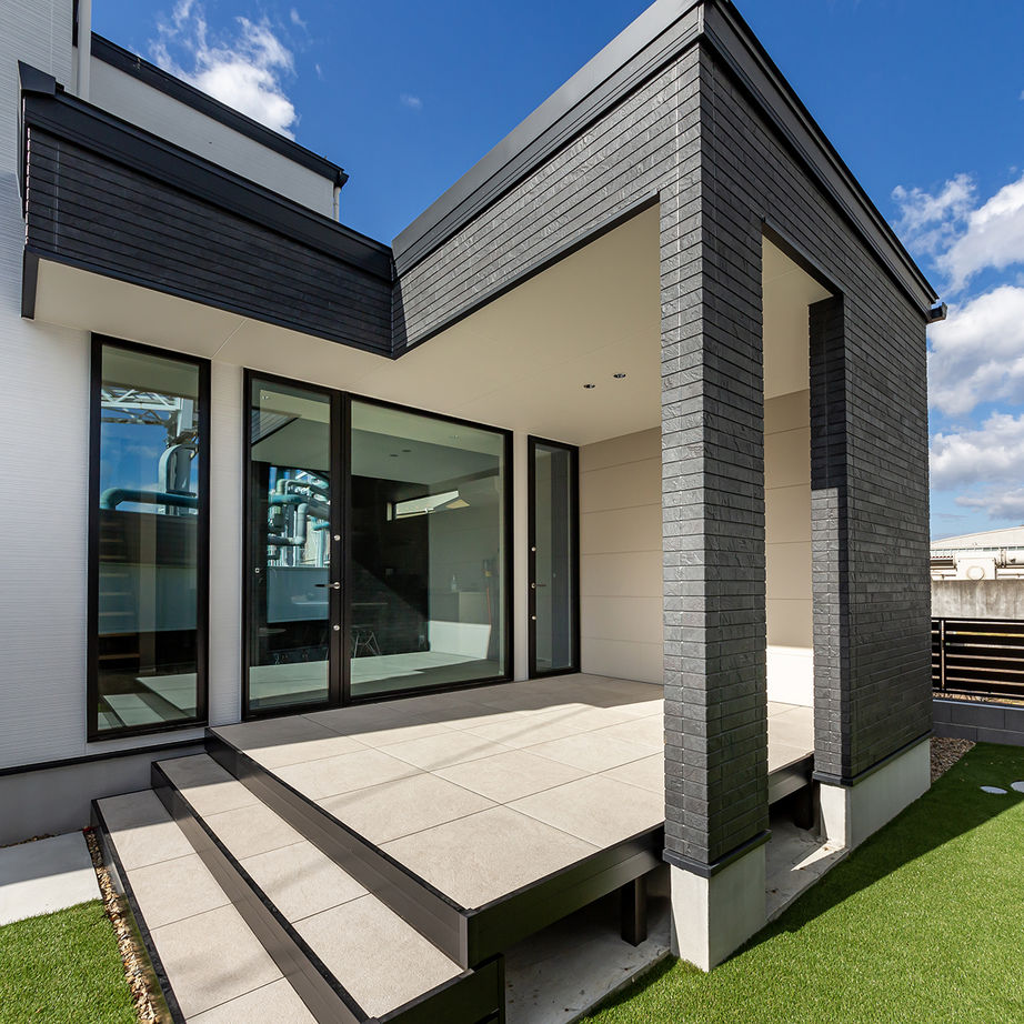 アイムの家　宮城 【2000～2500万円】ダイニングとタイルデッキがつながる、開放感と遊びゴコロが自慢の住まいの建築実例画像2