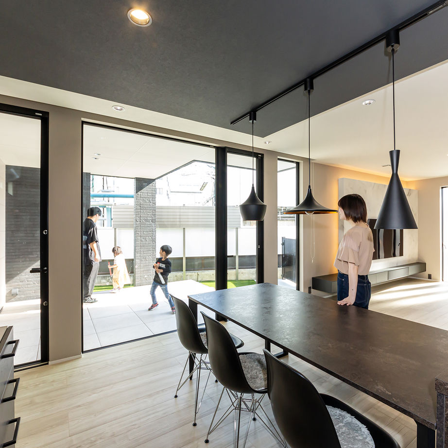 アイムの家　宮城 【2000～2500万円】ダイニングとタイルデッキがつながる、開放感と遊びゴコロが自慢の住まいの建築実例画像3