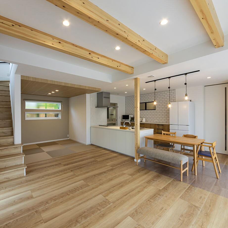 アイムの家　宮城 【2000～2500万円・間取り有】白と木目が調和する寛ぎの空間。日々の家事のしやすさにも配慮の建築実例画像2