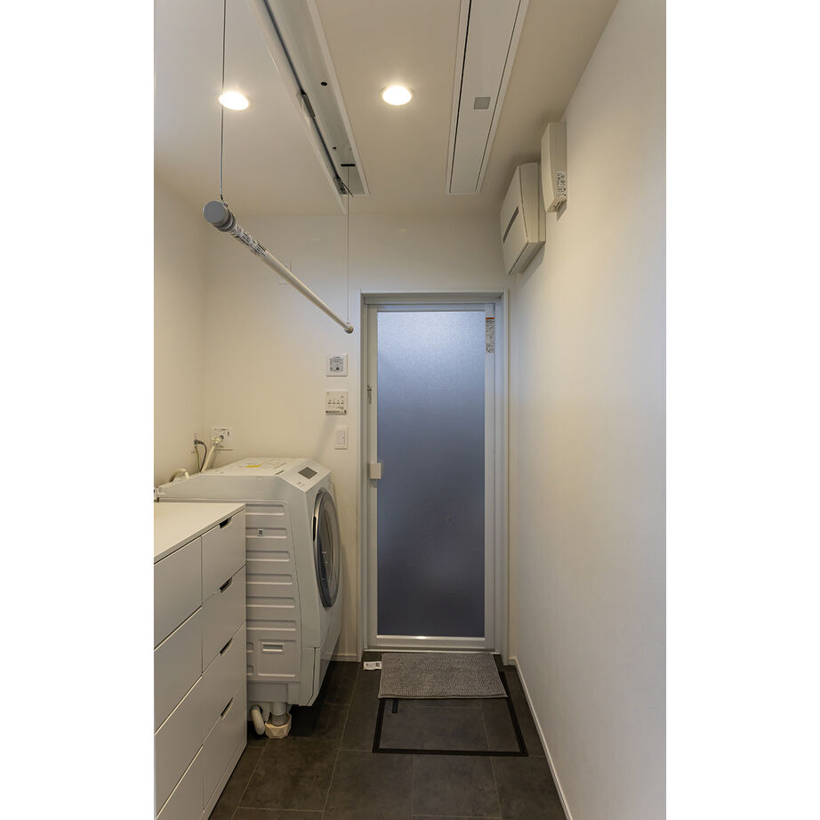 アイムの家　宮城 【2000～2500万円・間取り有】白が映える個性的なフォルム。水まわりの動線に配慮した居心地のよい家の建築実例画像7