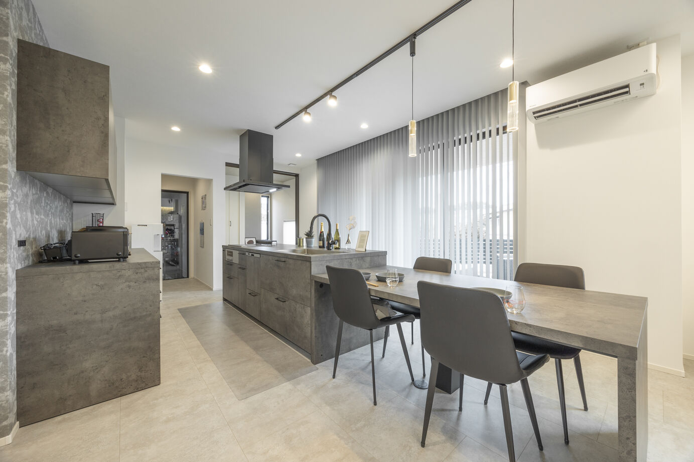 鬼丸ホーム 【ガレージ×テラス】ストレスフリーで快適に暮らすことのできるお洒落な家の建築実例画像4