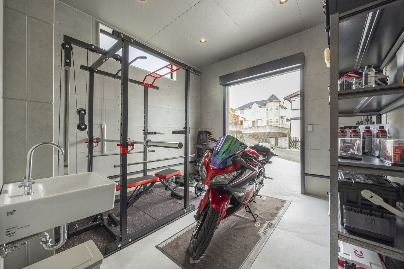 鬼丸ホーム 【ガレージ×テラス】ストレスフリーで快適に暮らすことのできるお洒落な家の建築実例画像9