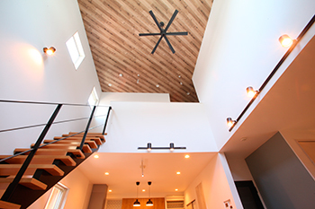 鬼丸ホーム 【吹き抜け×オープン階段】ユニークな天井のデザインで、吹き抜けのリビングを個性的な空間に！の建築実例画像2