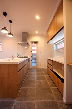 鬼丸ホーム 【吹き抜け×オープン階段】ユニークな天井のデザインで、吹き抜けのリビングを個性的な空間に！の建築実例画像3