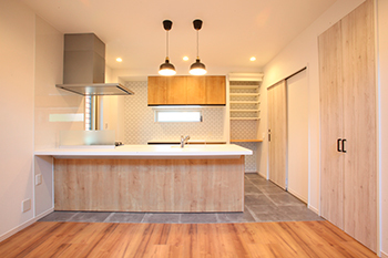 鬼丸ホーム 【吹き抜け×オープン階段】ユニークな天井のデザインで、吹き抜けのリビングを個性的な空間に！の建築実例画像4