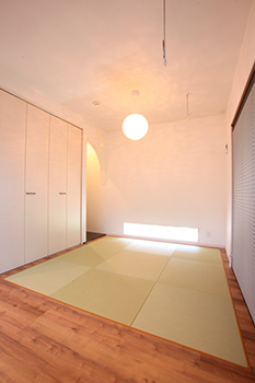 鬼丸ホーム 【吹き抜け×オープン階段】ユニークな天井のデザインで、吹き抜けのリビングを個性的な空間に！の建築実例画像6