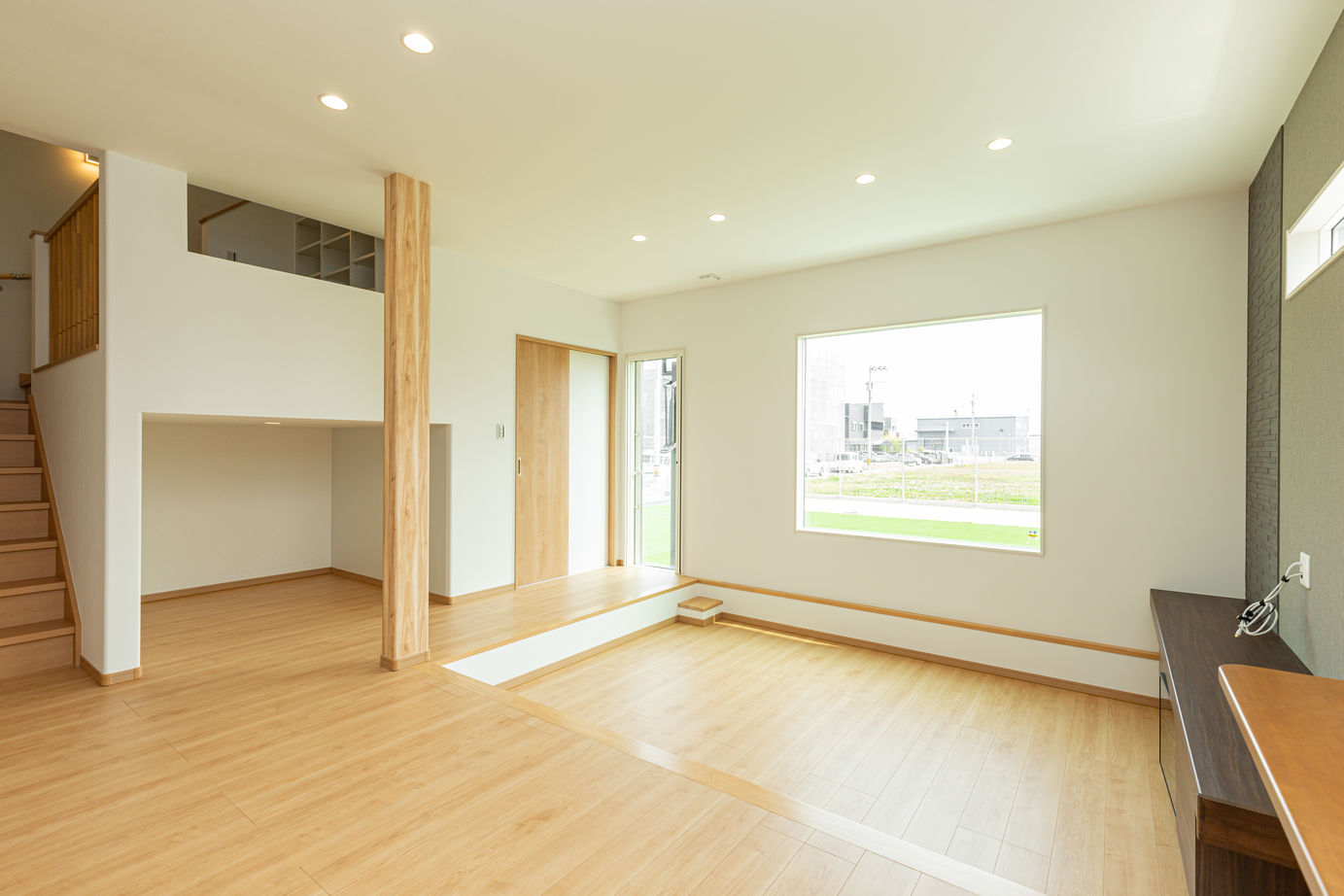 鬼丸ホーム 庭に広い芝生の本格的なバスケットコートのある家の建築実例画像2