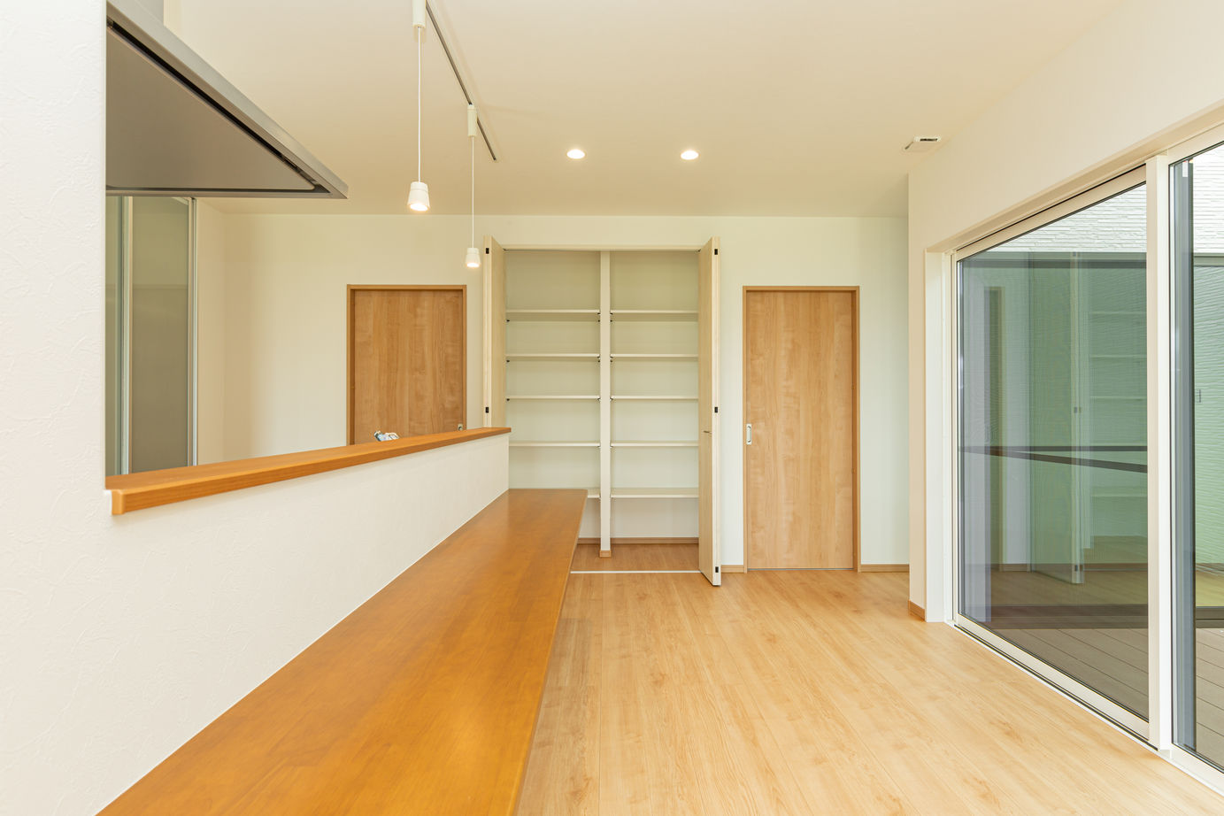 鬼丸ホーム 庭に広い芝生の本格的なバスケットコートのある家の建築実例画像4