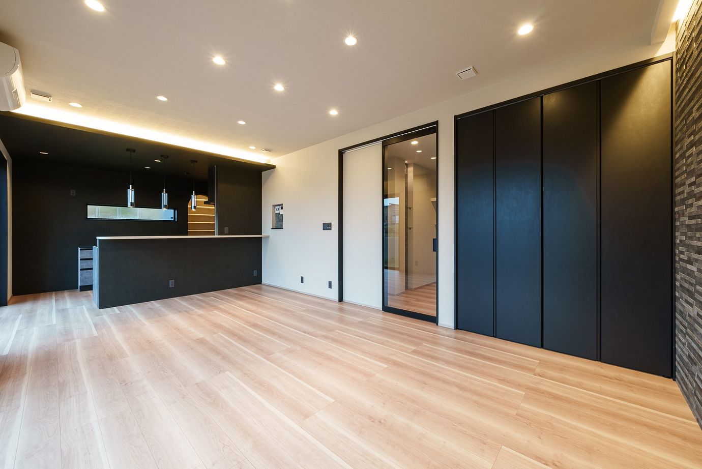 オールハウジング 箱の中に好きな空間を詰め込む　白と黒のコントラストが美しいボックスハウスの建築実例画像3