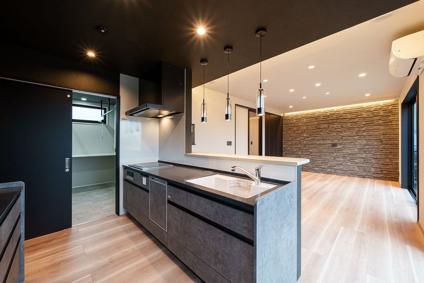 オールハウジング 箱の中に好きな空間を詰め込む　白と黒のコントラストが美しいボックスハウスの建築実例画像6