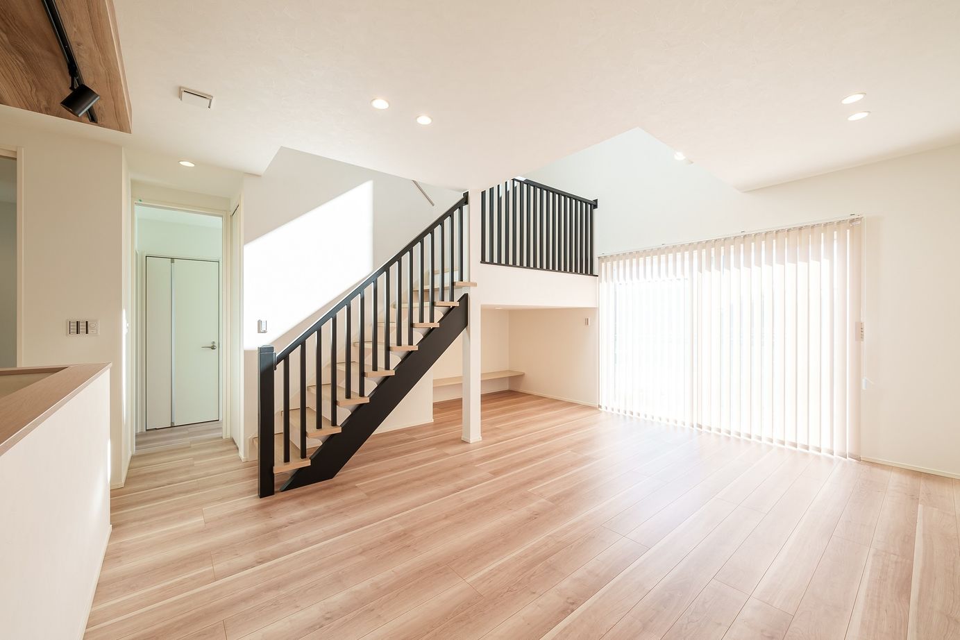 オールハウジング 陽光差し込む明るい箱　リビングにヌックとスキップフロアのある住まいの建築実例画像2